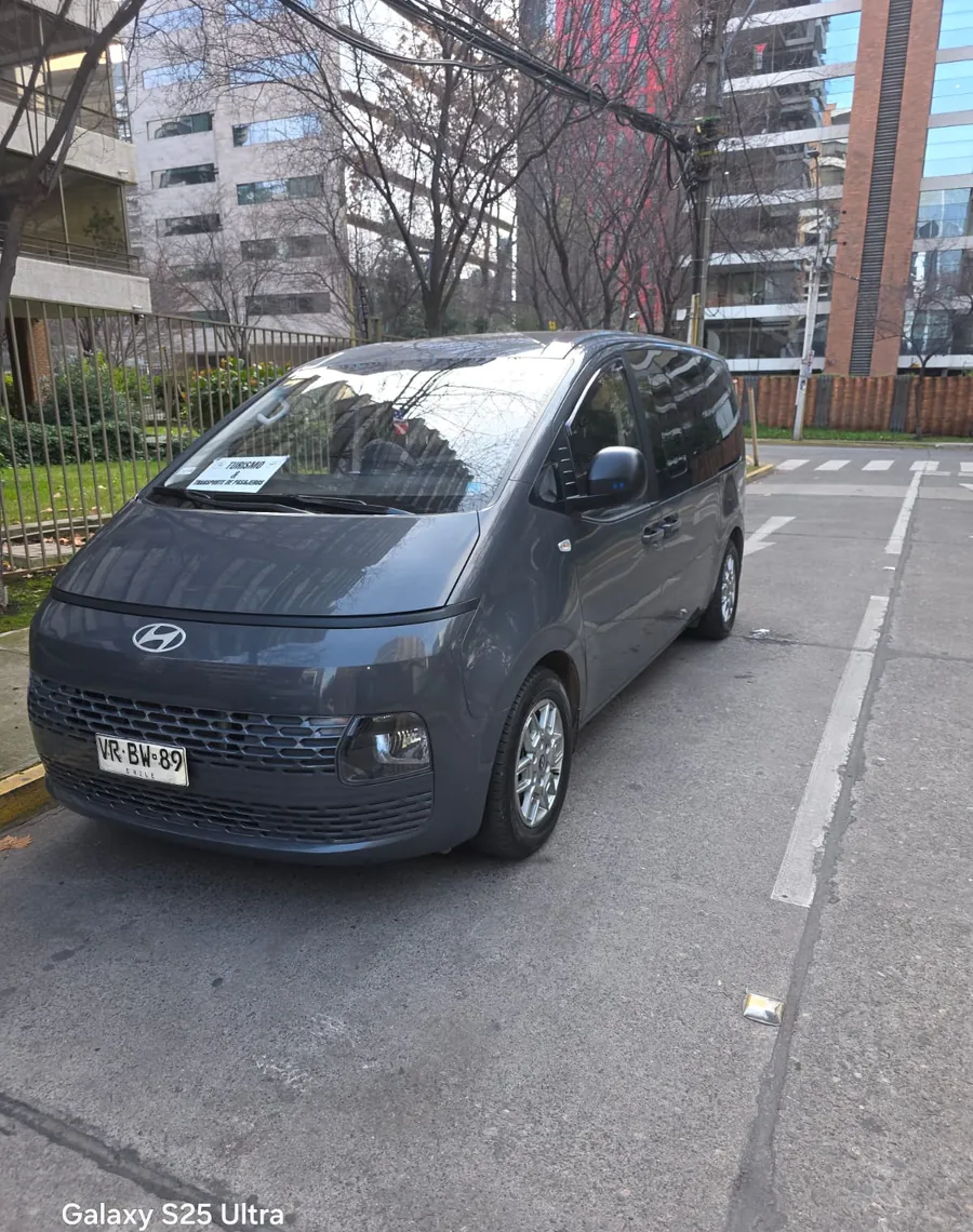 Van Hyundai Staria gris
