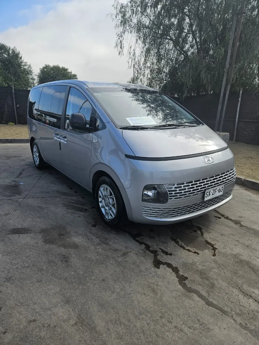Van Hyundai Staria plateada